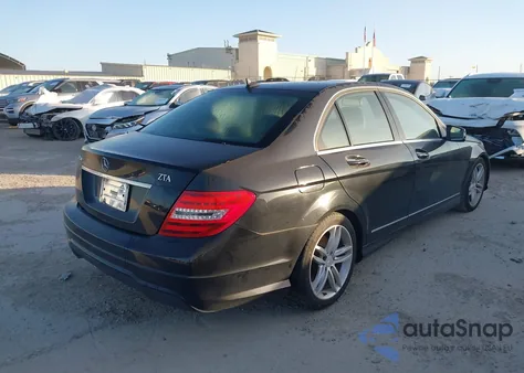 2013 Mercedes-Benz C 250 Sport z USA, uszkodzony, nr VIN WDDGF4HB1DR251854